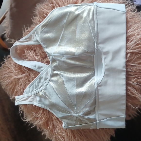 Beautiful activewear top - Picture 3 of 3